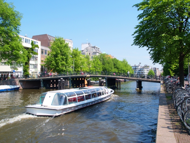 オランダ、アムステルダムの運河沿いの町は、ジャカルタのコタ地区の景色とそっくりです。