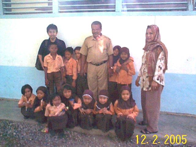 校舎の前に整列した子供たち。地方語が母語である彼らにとって、 学校での勉強がインドネシア語力を左右する。